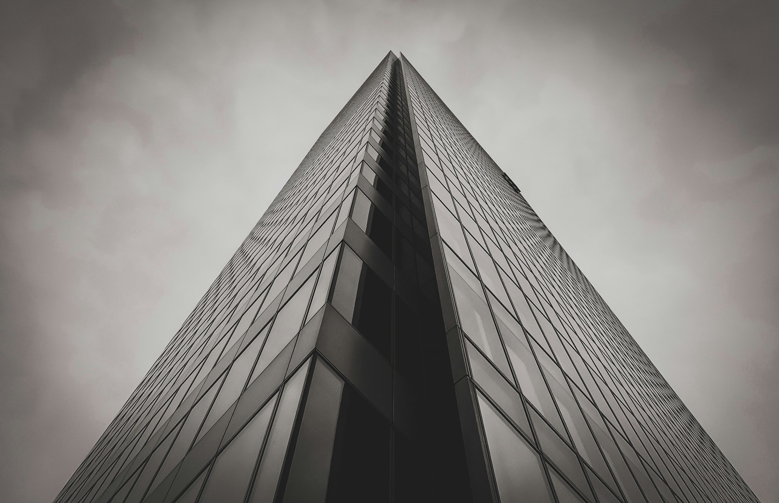 Здание серое фото Магнитный пазл 27x18см."Лондон, банковский район, привлечение" на холодильник