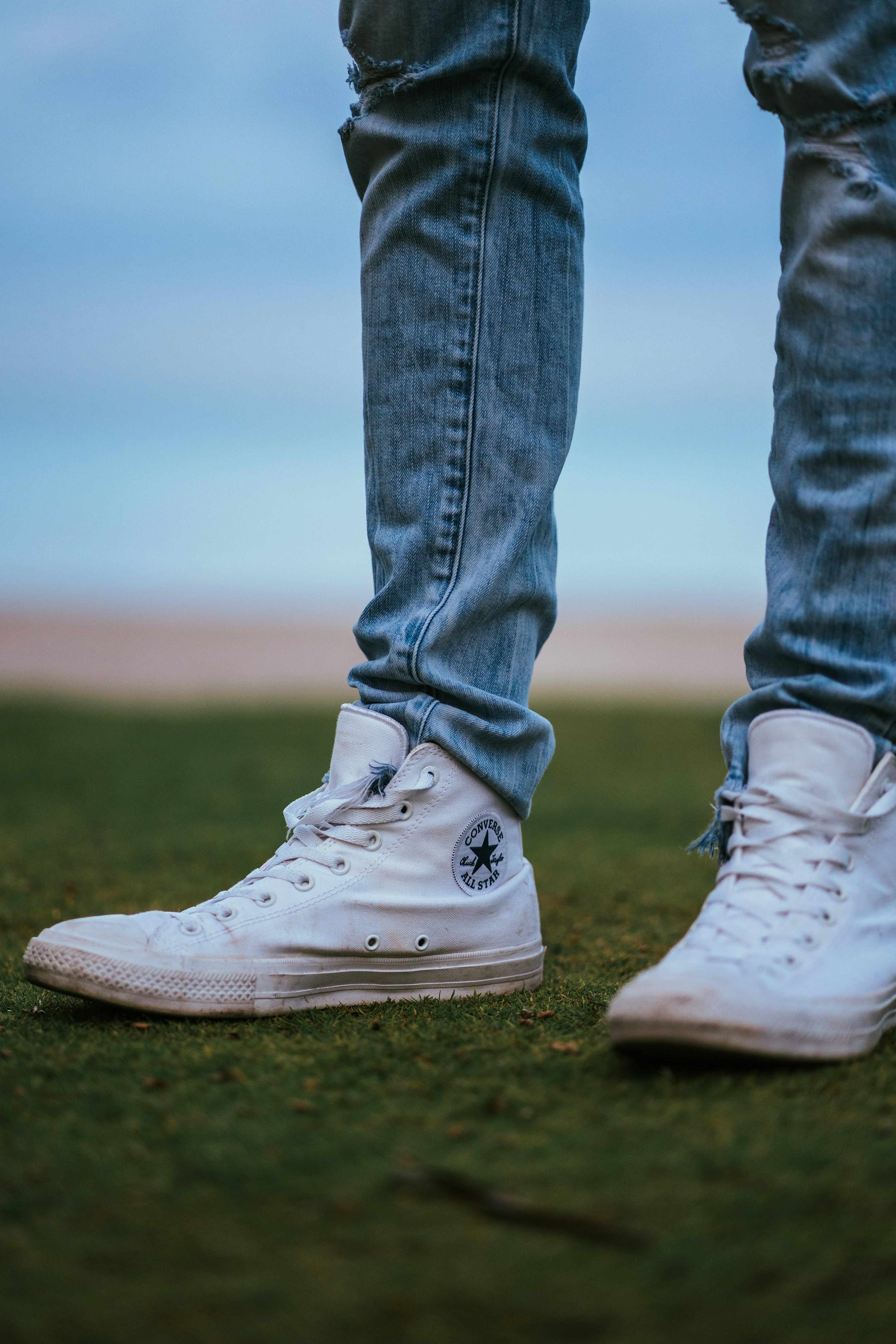 white converse jeans men