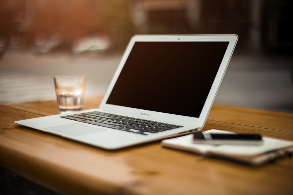 foto do MacBook Air desligado na mesa