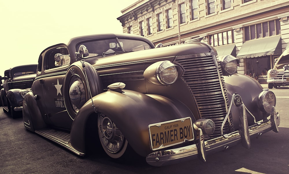 Photo en basse lumière d’une voiture classique