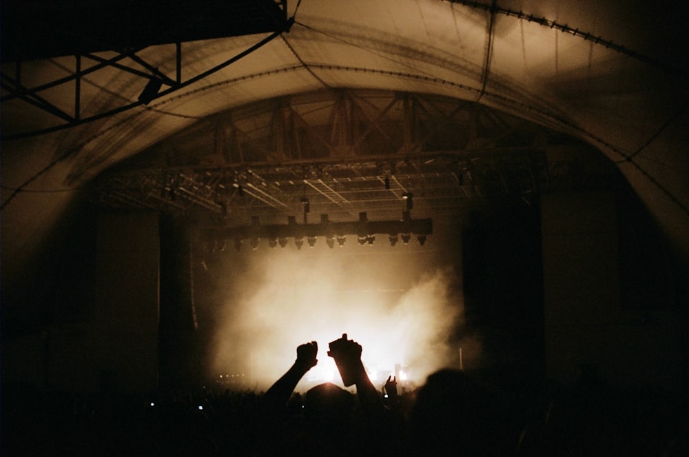 Fotografia da silhueta do grupo de pessoas no concerto