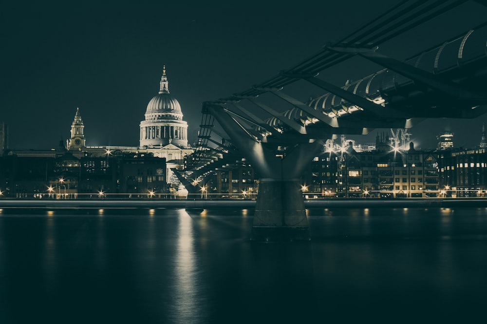 Une vue de la cathédrale Saint-Paul et du Millennium Bridge à Londres