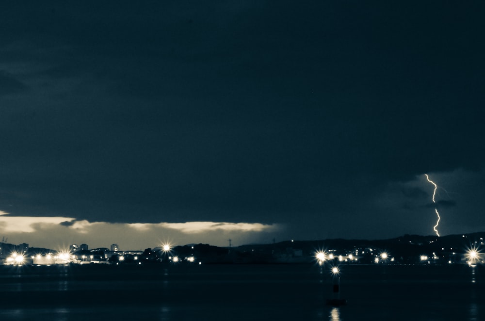 Blitze auf den Lichtern der Stadt