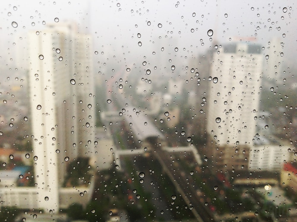 fotografia ad alto angolo di acqua disegnata e affacciata sull'edificio