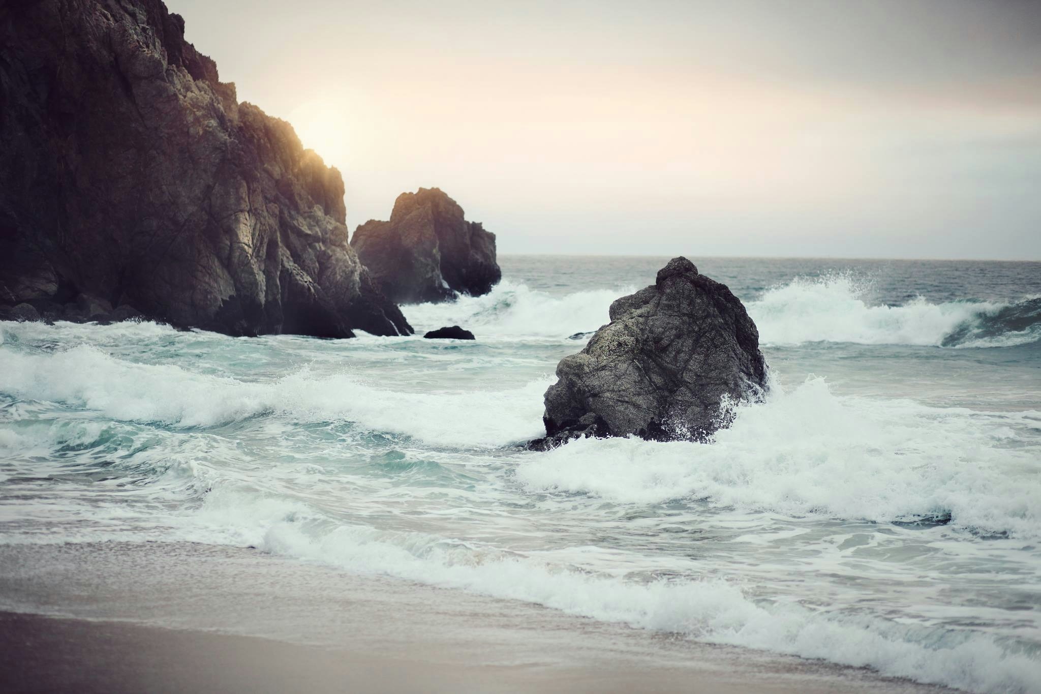 Ocean waves splashing