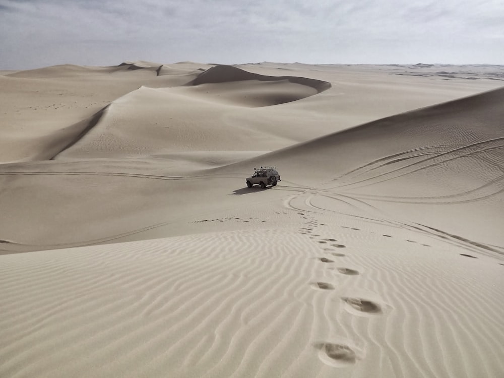 Vehículo marrón en la arena durante el día