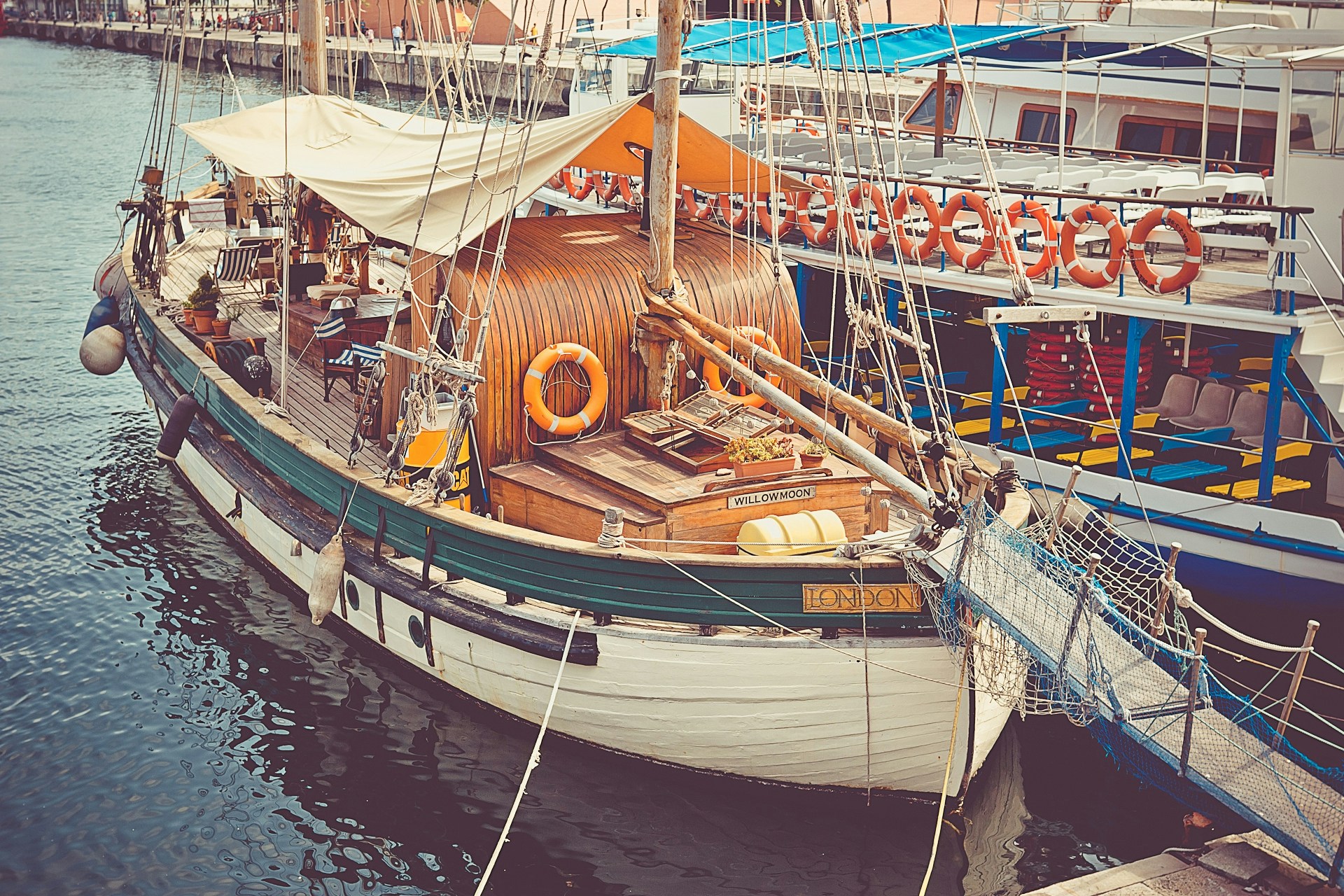 Weißes und braunes Boot am Dock Foto – Kostenloses Bild zum Thema Boot ...