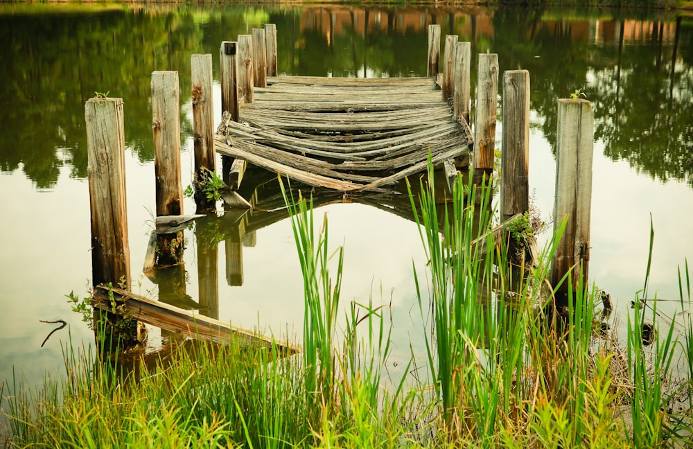 Muelle de madera marrón durante el día