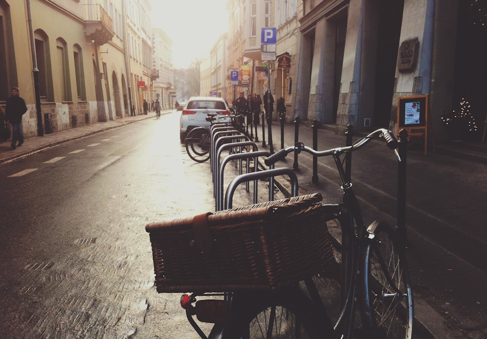 Fotografía macro de bicicletas durante el día