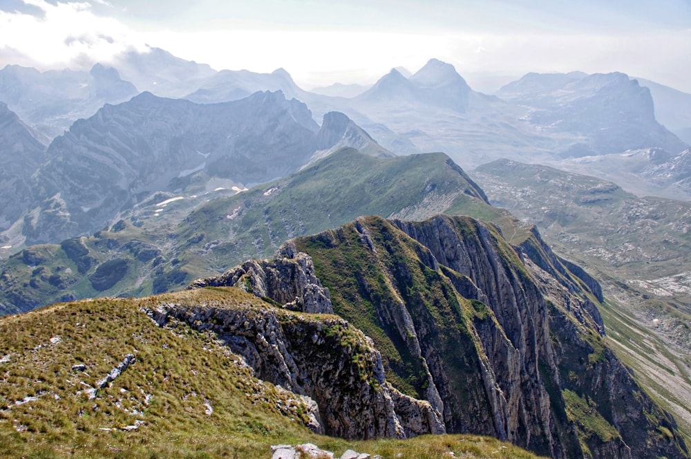 photo de paysage de chaînes de montagnes