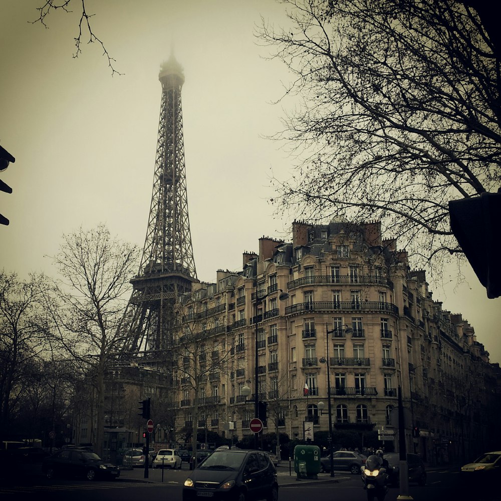 Torre Eiffel detrás de un edificio de hormigón