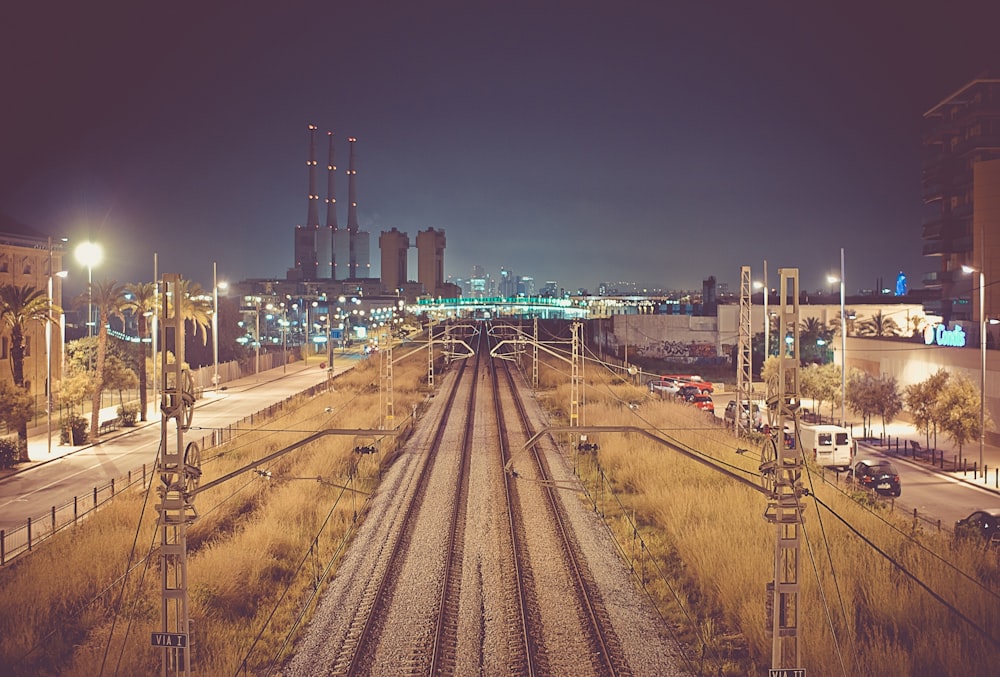 Ferrocarriles ferroviarios a través de edificios de la ciudad