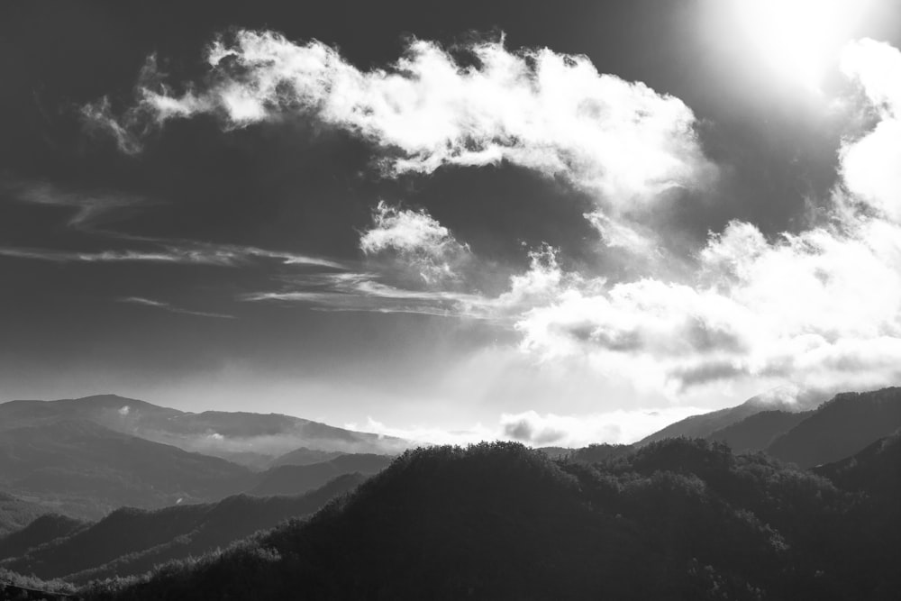 Graustufenfotografie von Bergen