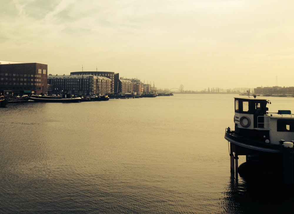 Sepia-Foto des Docks und der Gebäude