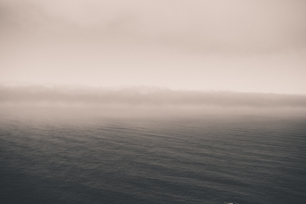 Cuerpo de agua con niebla