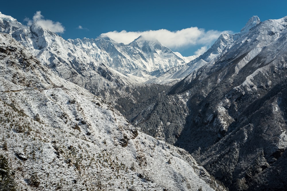 白い雲の少ない雪山