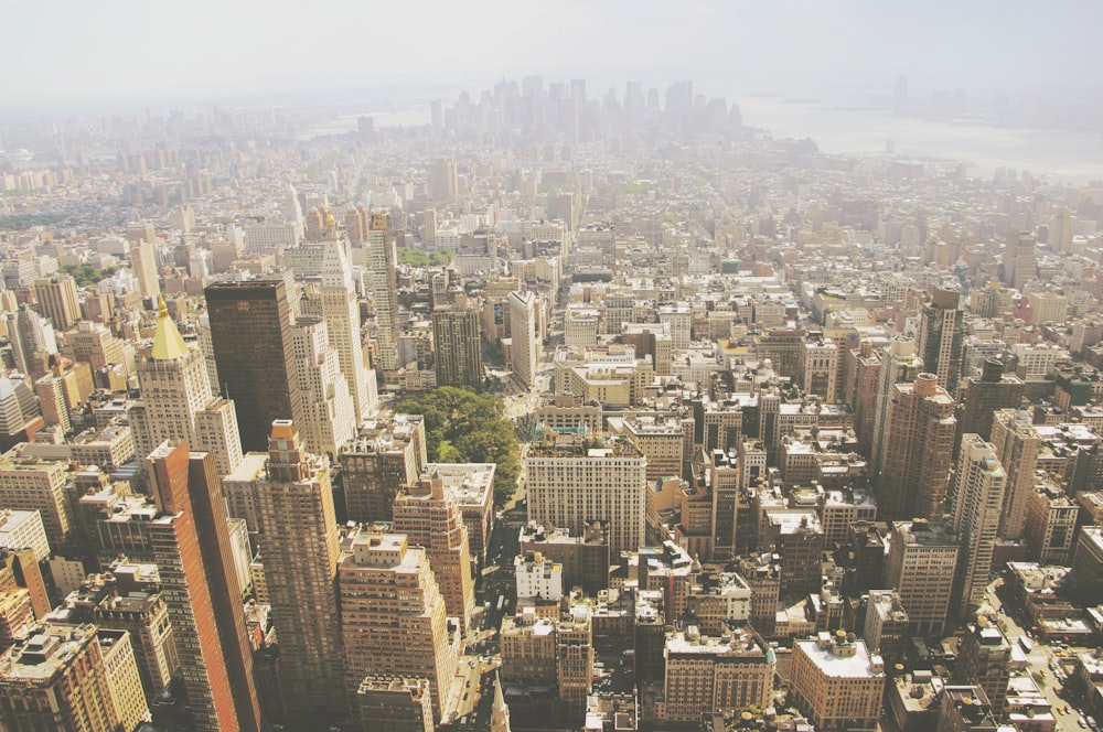 Fotografía aérea de edificios de gran altura