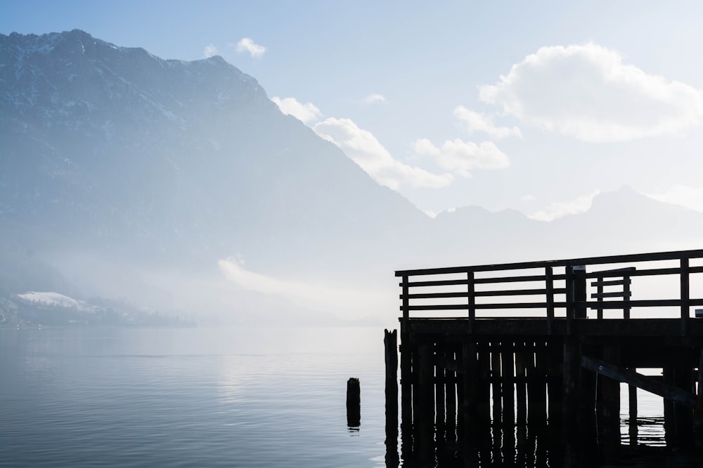 Pontile in legno con vista sulla montagna