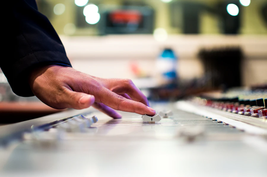 Persona manejando una consola de sonido
