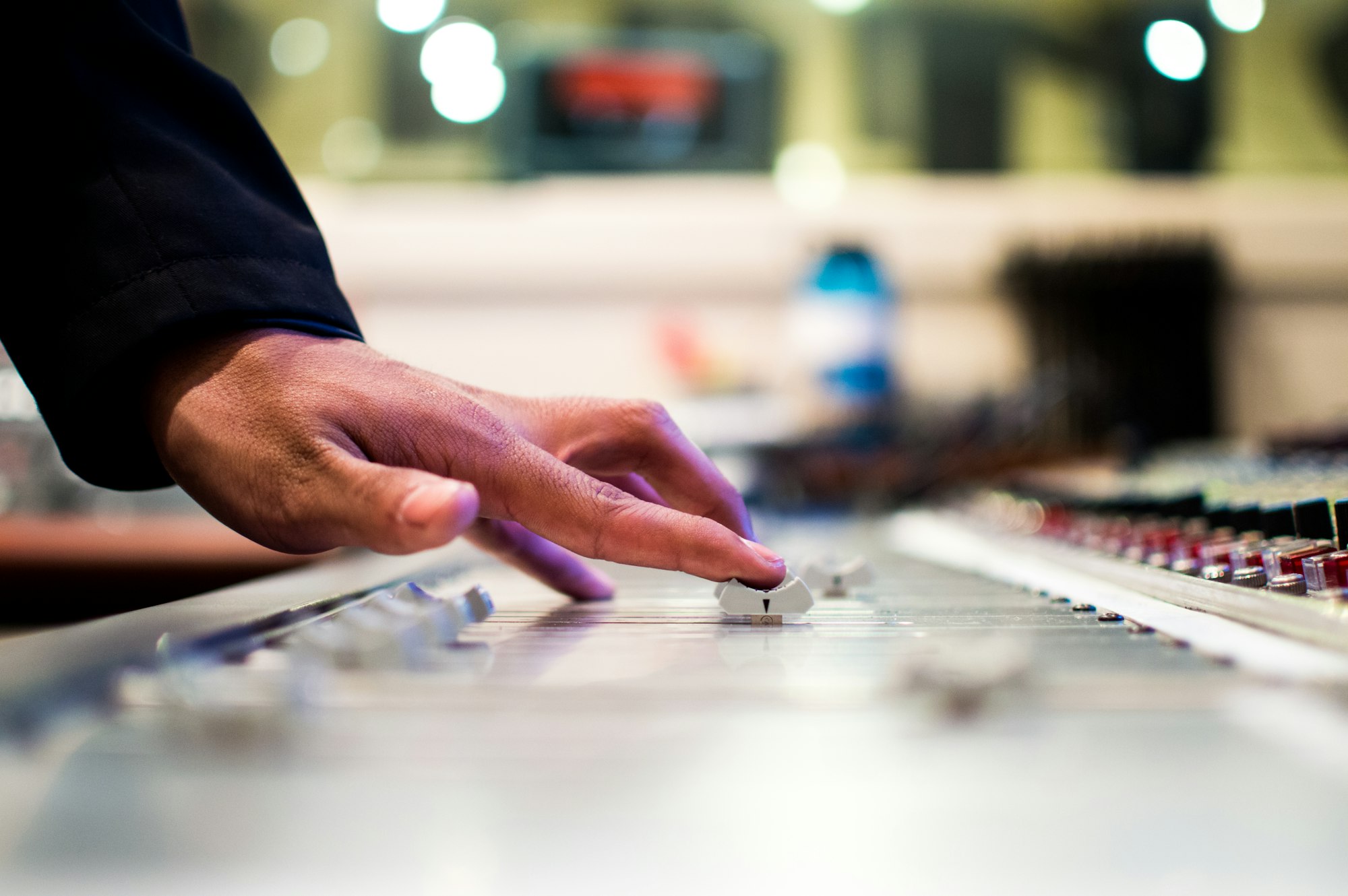 Adjusting dials on a mixer