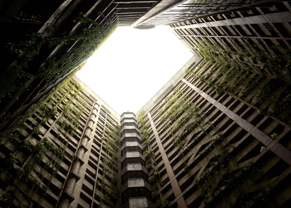 Fotografía de ángulo bajo de un edificio de gran altura de hormigón gris