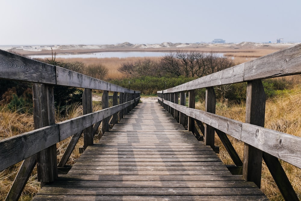 braune Holzbrücke