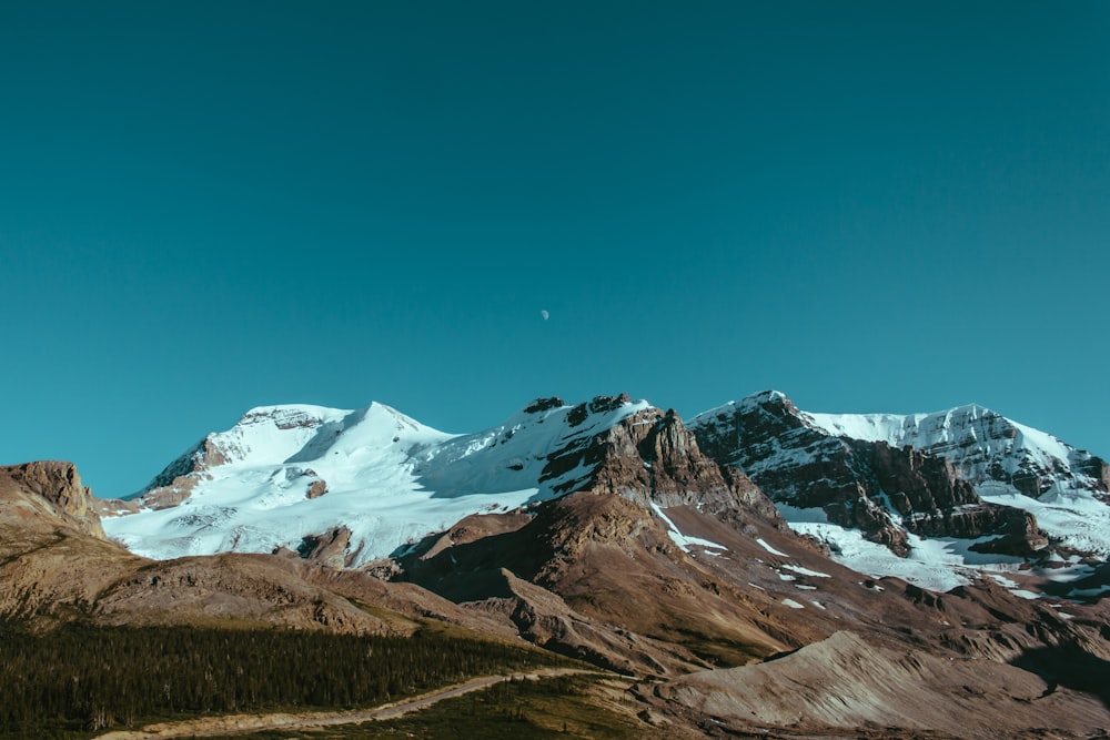 Fotografia di paesaggio catena montuosa con neve
