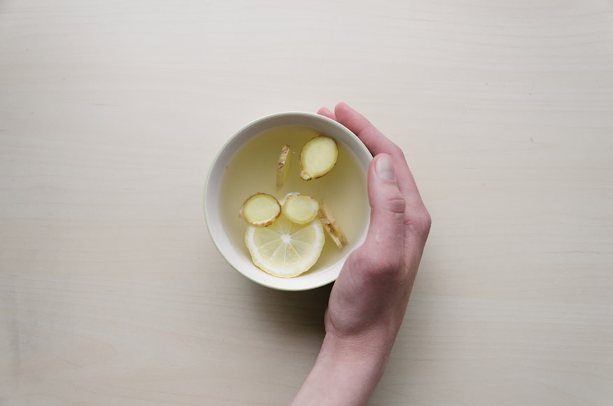 Ilustrasi minuman jahe dengan madu dan lemon. (Dok. Dominik Martin dari Unsplash)