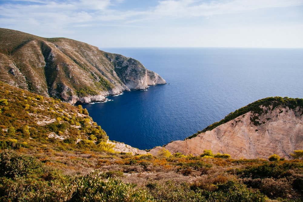 바다 근처 산의 풍경