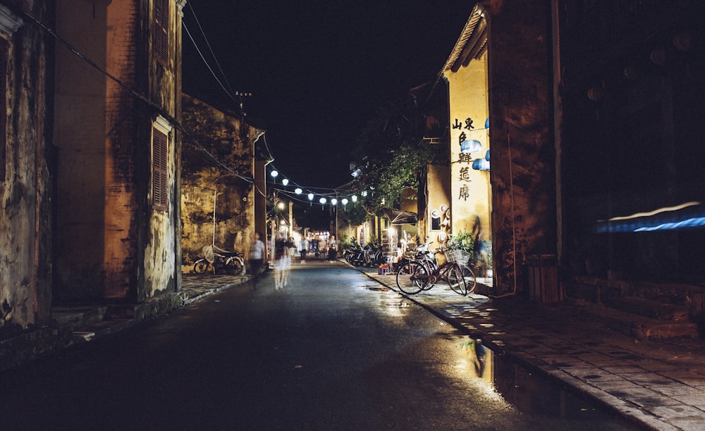 Calle al lado del pueblo con luces durante la noche