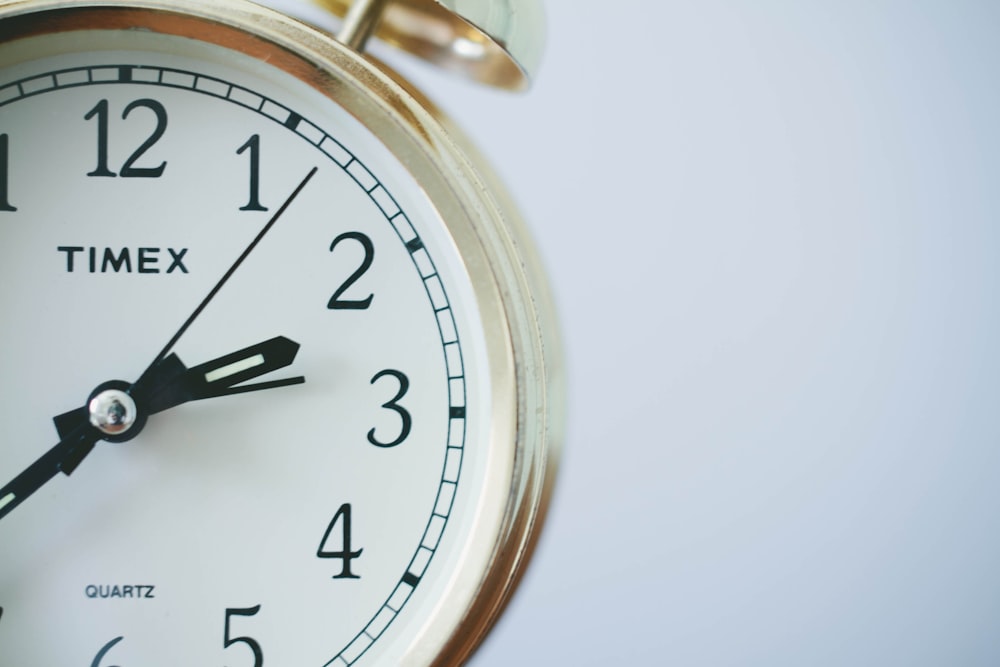 reloj analógico Timex redondo a las 2:33