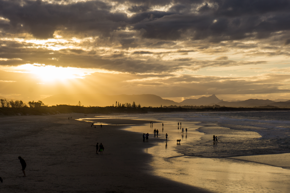 Menschen am Meer während der goldenen Stunde