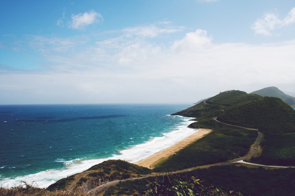 Fotografía aérea de la orilla del mar