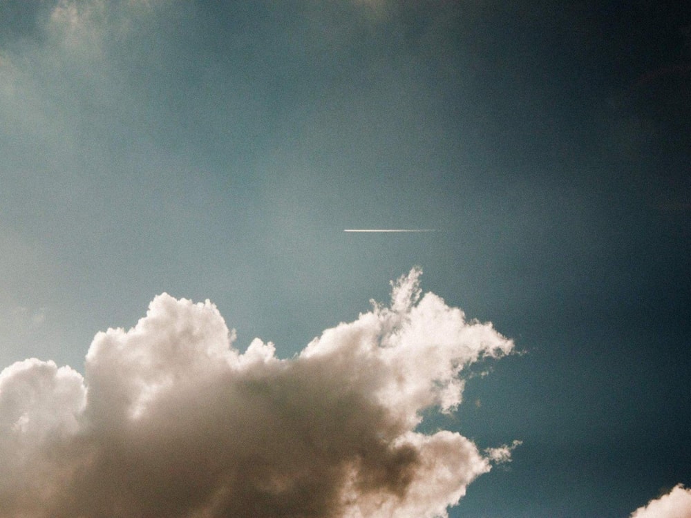 曇りの日中の飛行機雲の写真