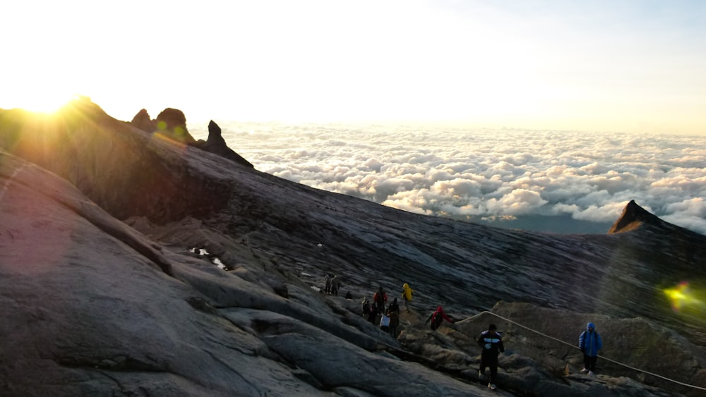 Foto de paisaje de gente de pie en la montaña