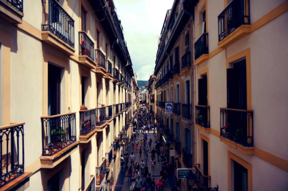 grupo de personas entre edificios durante el día