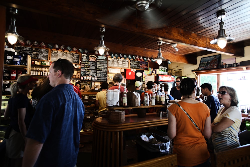 Gente frente a la recepción de la cafetería