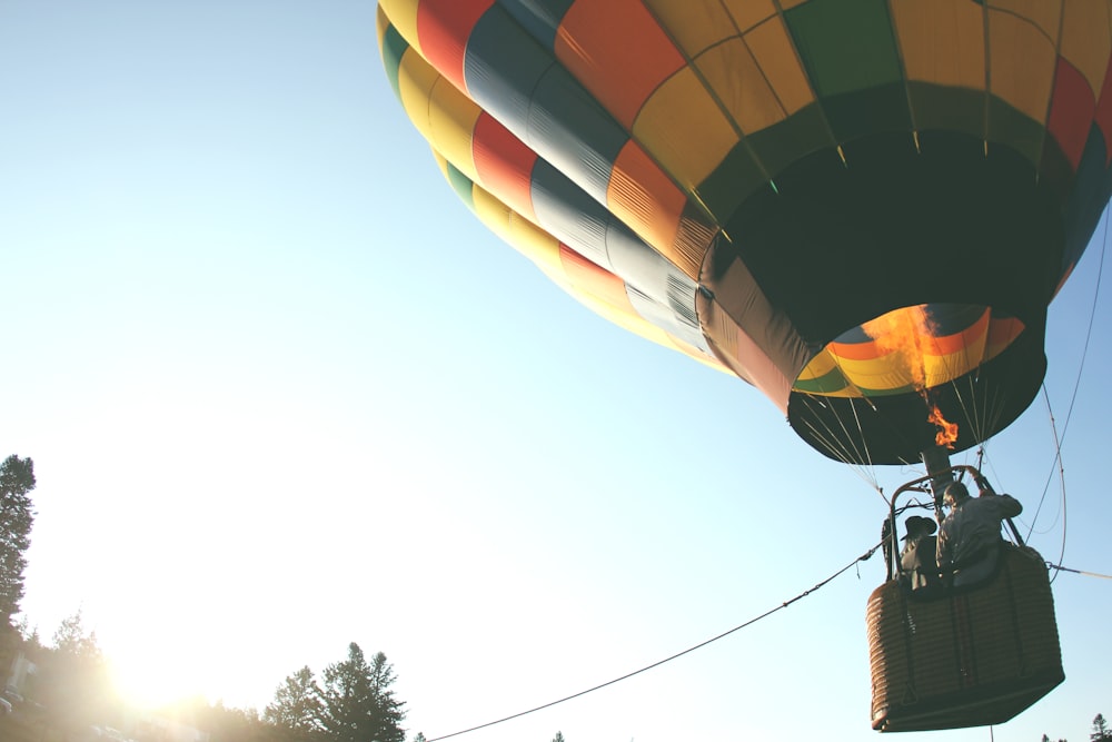 Person, die auf einem Heißluftballon fährt