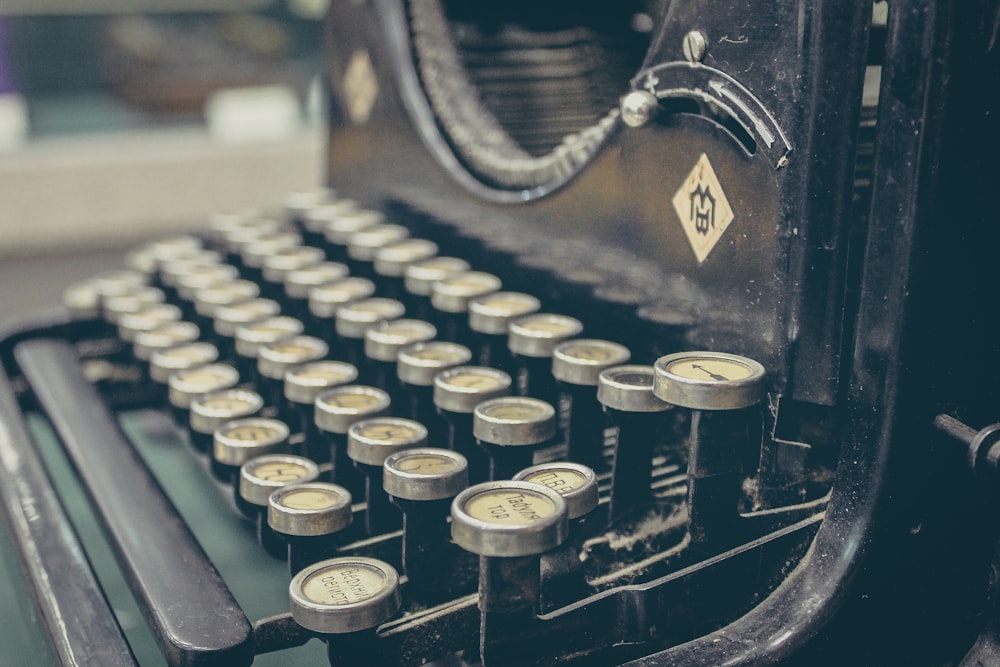 macchina da scrivere marrone e grigia