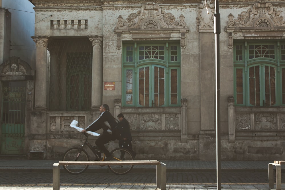 homem andando de bicicleta na rua durante o dia