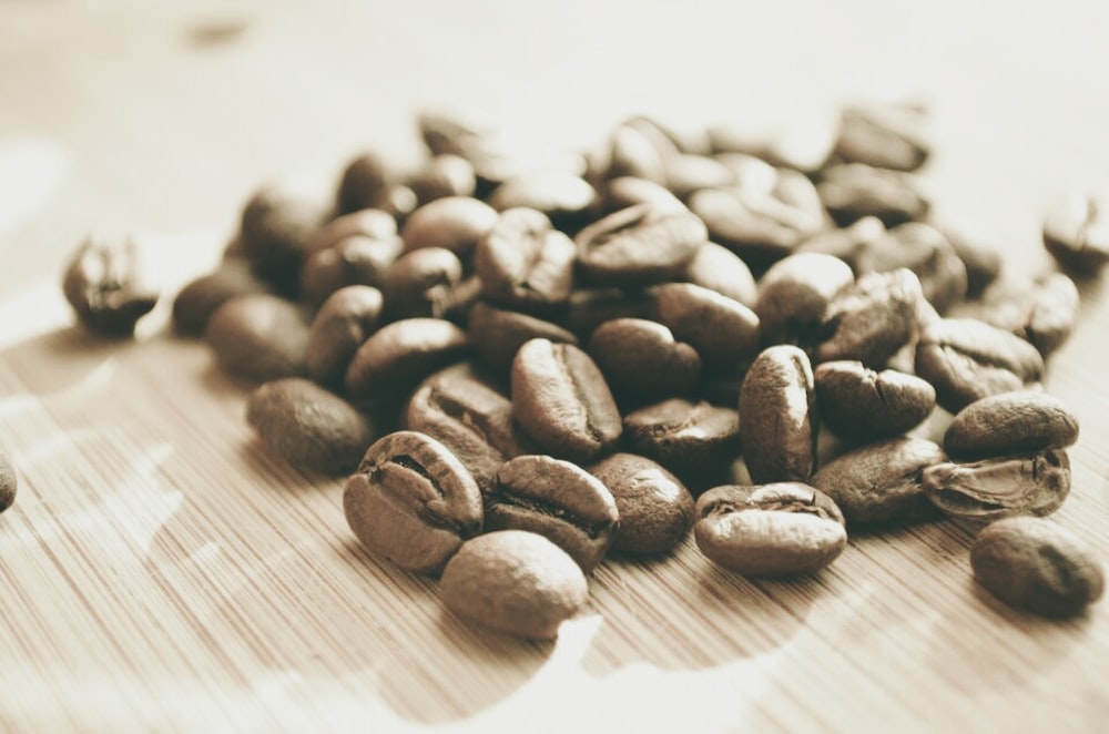 grãos de café sobre superfície marrom