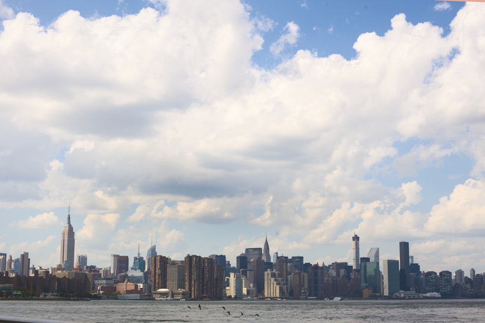 Edificios de gran altura bajo el cielo blanco y azul durante el día