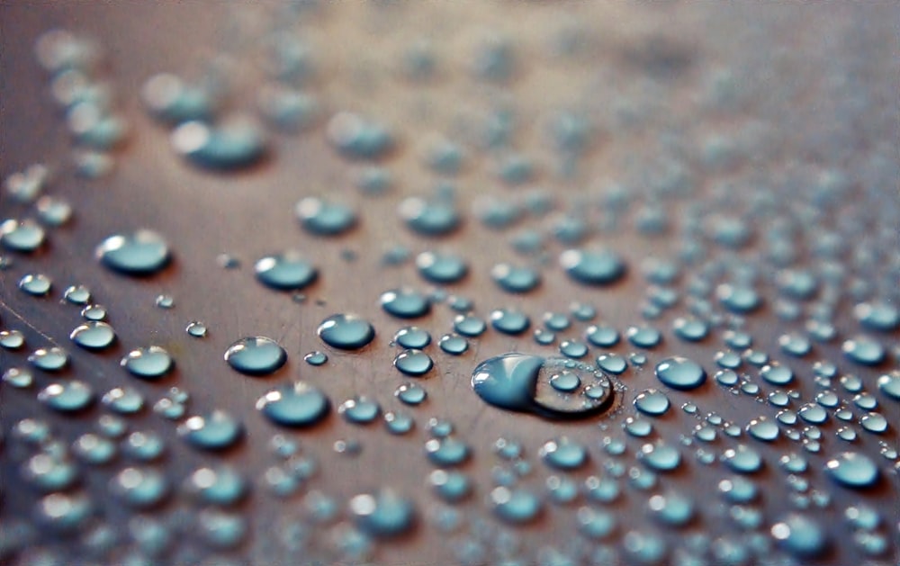 Photographie à mise au point peu profonde d’une goutte d’eau