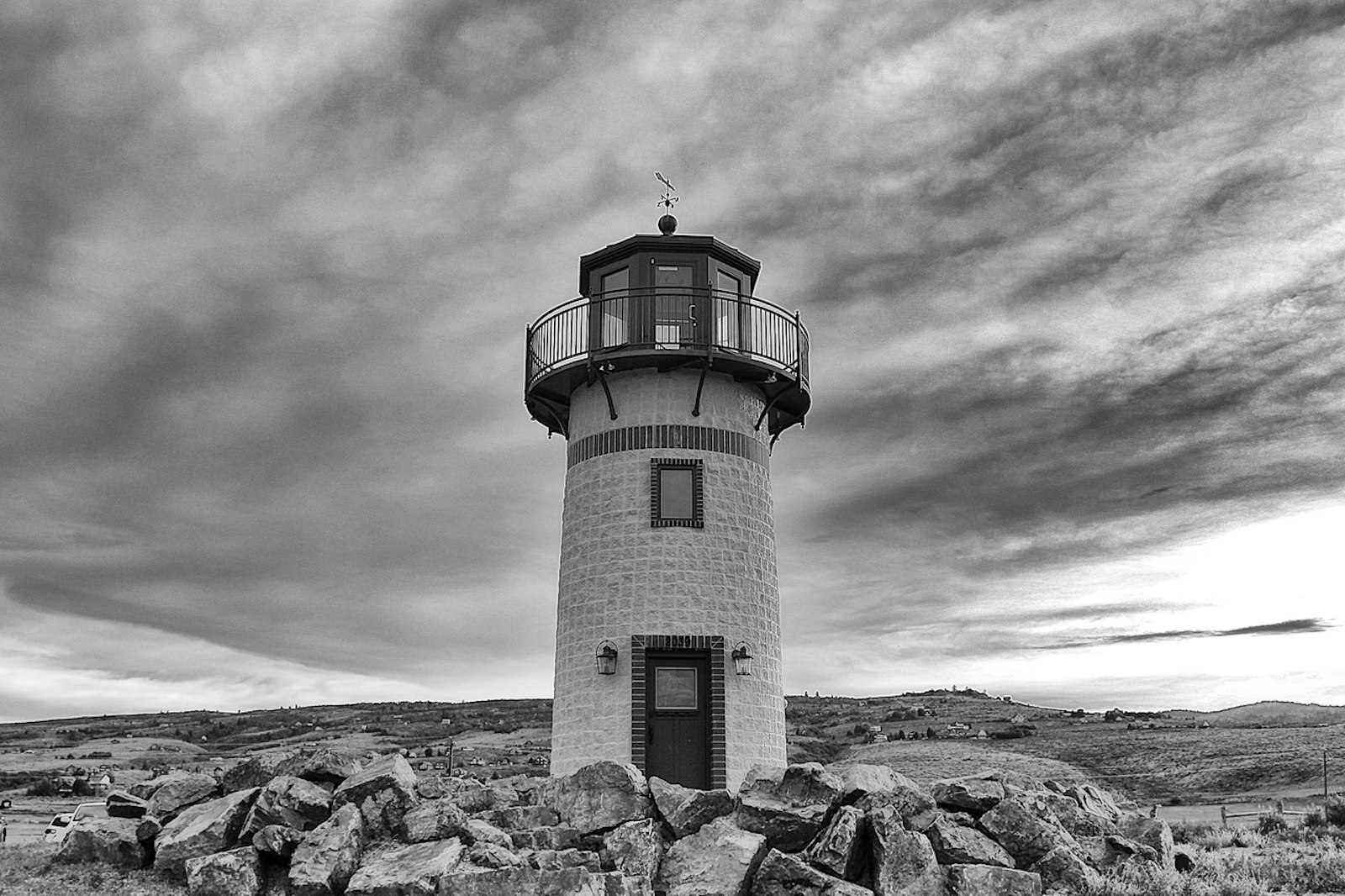 Canon EOS 600D (Rebel EOS T3i / EOS Kiss X5) + Canon EF-S 18-55mm F3.5-5.6 IS II sample photo. Greyscale photography of lighthouse photography