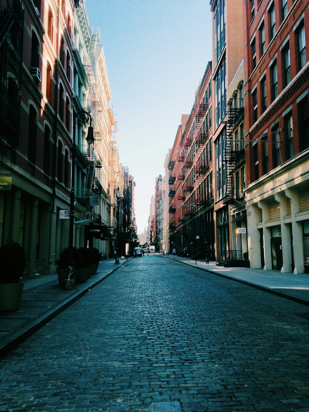 Foto der Straße zwischen braunen Gebäuden