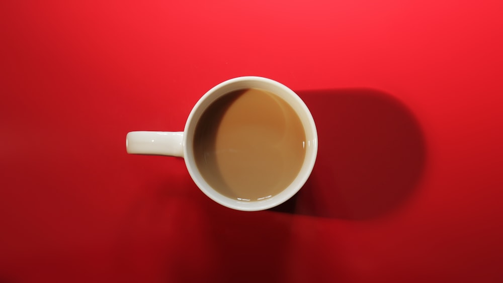 taza de cerámica blanca llena de café