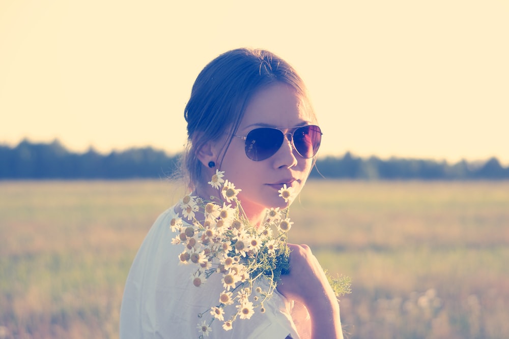 donna che tiene il bouquet di fiori bianchi