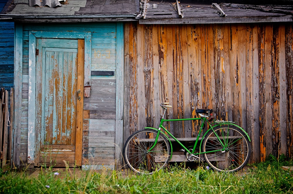 bicicleta parada cerca de la casa