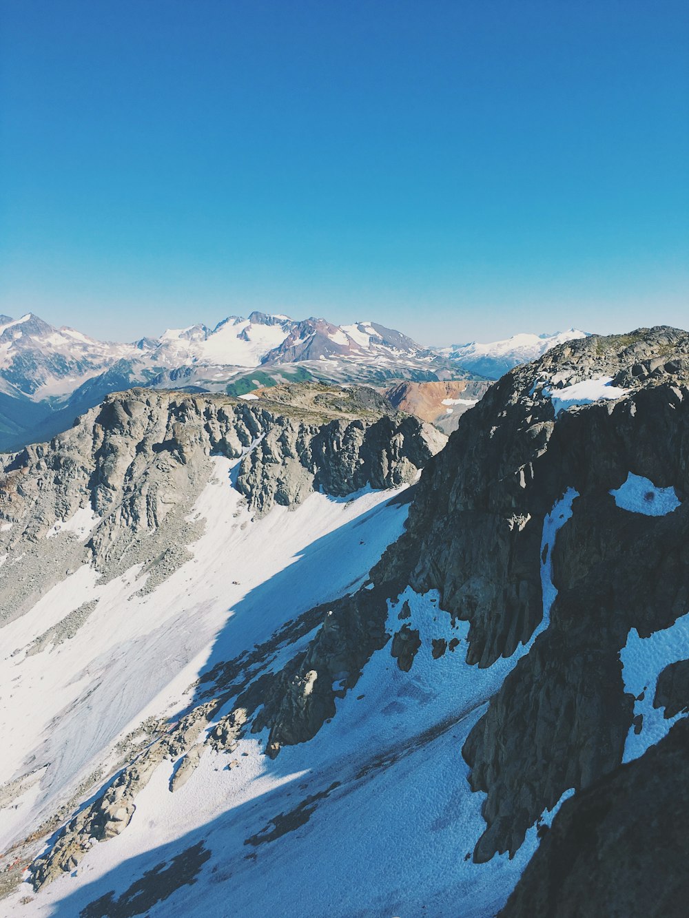 montagne enneigée sous ciel bleu pendant la journée