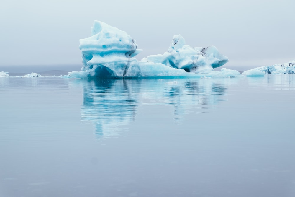 Weiße Eisberge auf dem Wasser